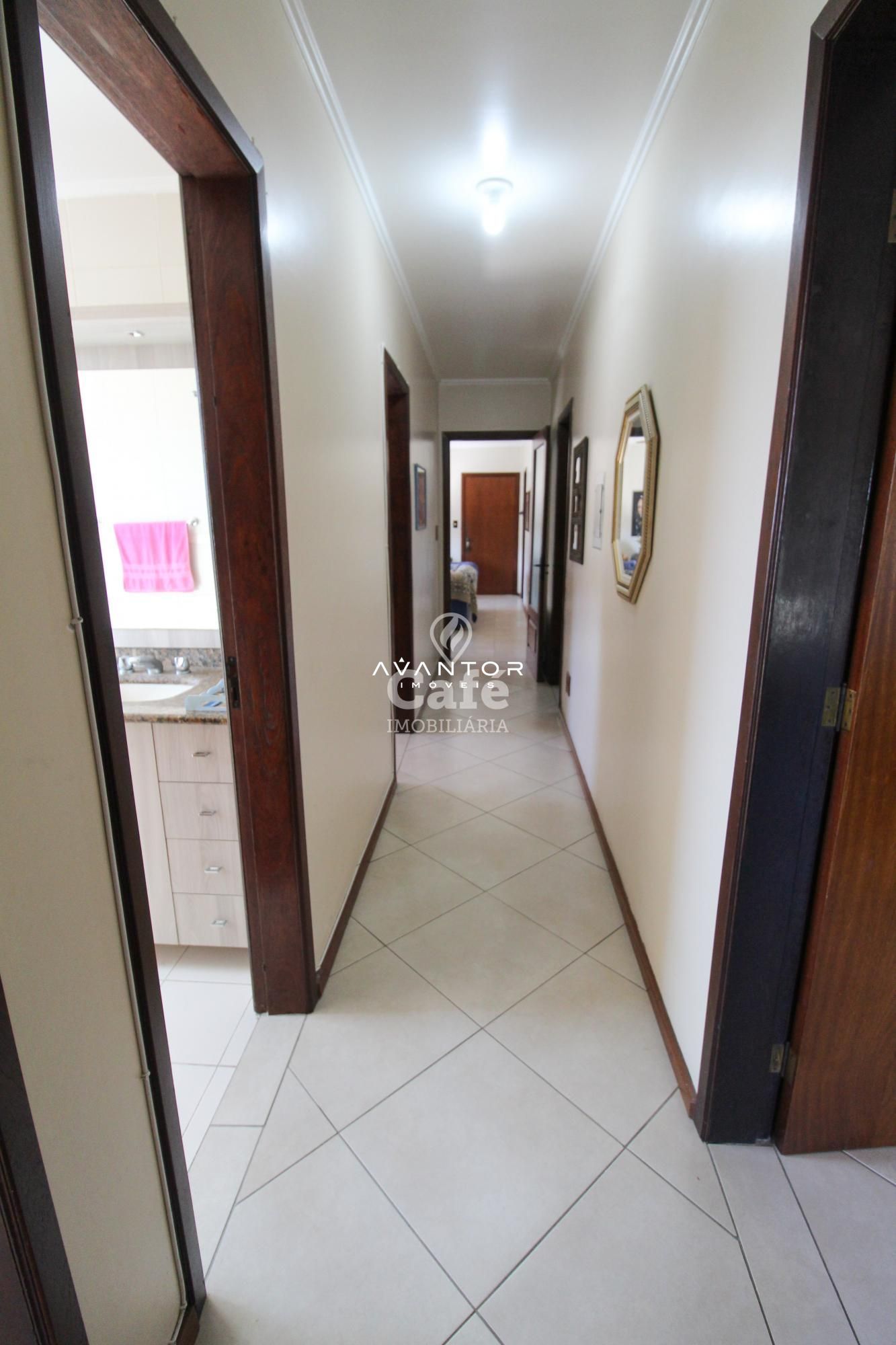 Amplo apartamento,com 3 dormitórios,sendo 1 suíte,escritório,sacada e duas vagas de garage — Apartamento com 4 quartos à venda em Nossa Senhora de Fátima, Santa Maria/RS