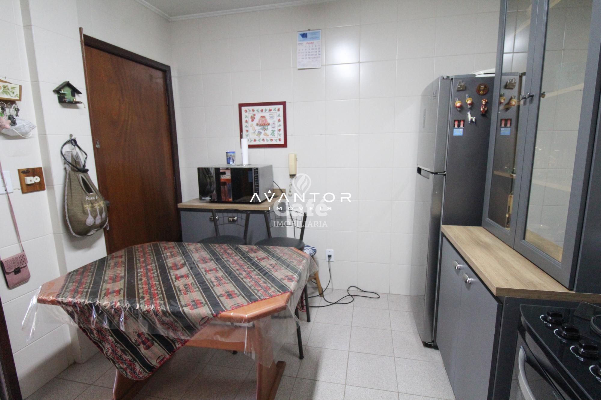 Amplo apartamento,com 3 dormitórios,sendo 1 suíte,escritório,sacada e duas vagas de garage — Apartamento com 4 quartos à venda em Nossa Senhora de Fátima, Santa Maria/RS