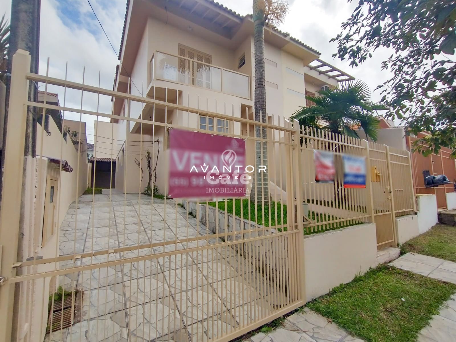 Fachada da casa com portão e garagem — Casa com 3 quartos à venda em Camobi, Santa Maria/RS