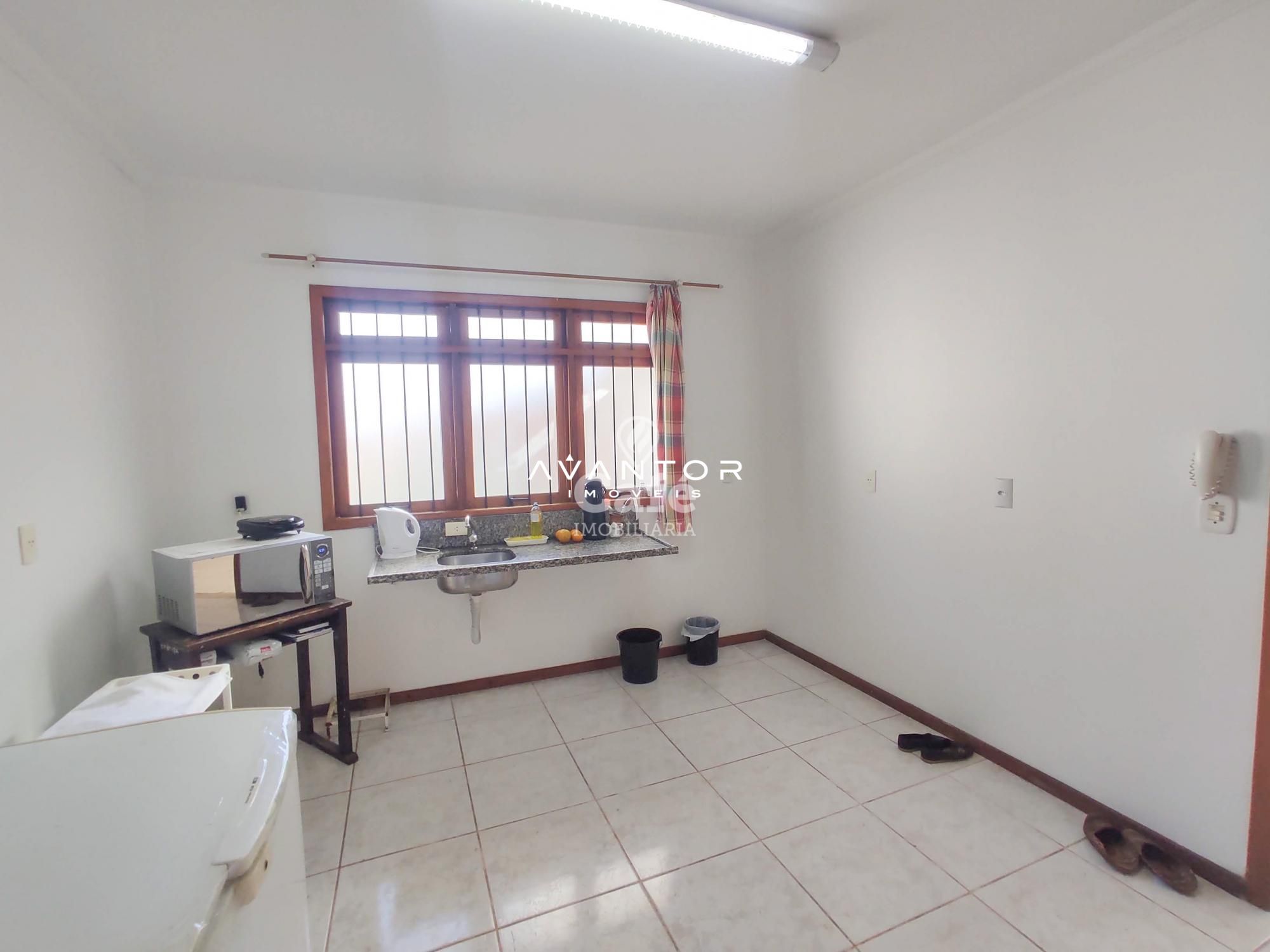 Casa térrea seminova com 2 dormitórios, 2 banheiros, 4 garagens e uma linda área gourmet c — Casa com 2 quartos à venda em Camobi, Santa Maria/RS