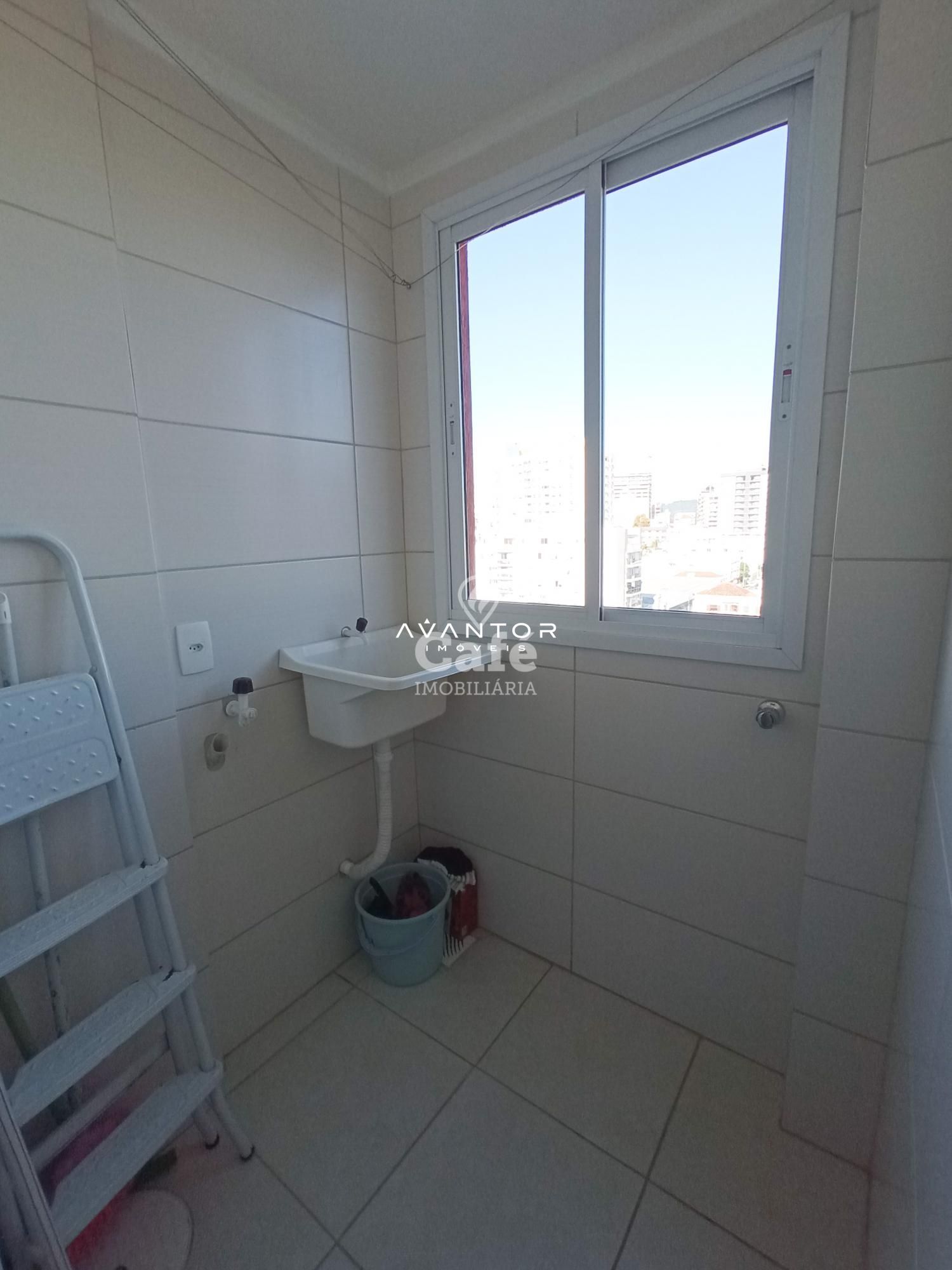 Apartamento no Centro, Mobiliado De 1 Dormitório, Sala e Cozinha Conjugadas, Banheiro Soci — Apartamento com 1 quarto à venda em Centro, Santa Maria/RS