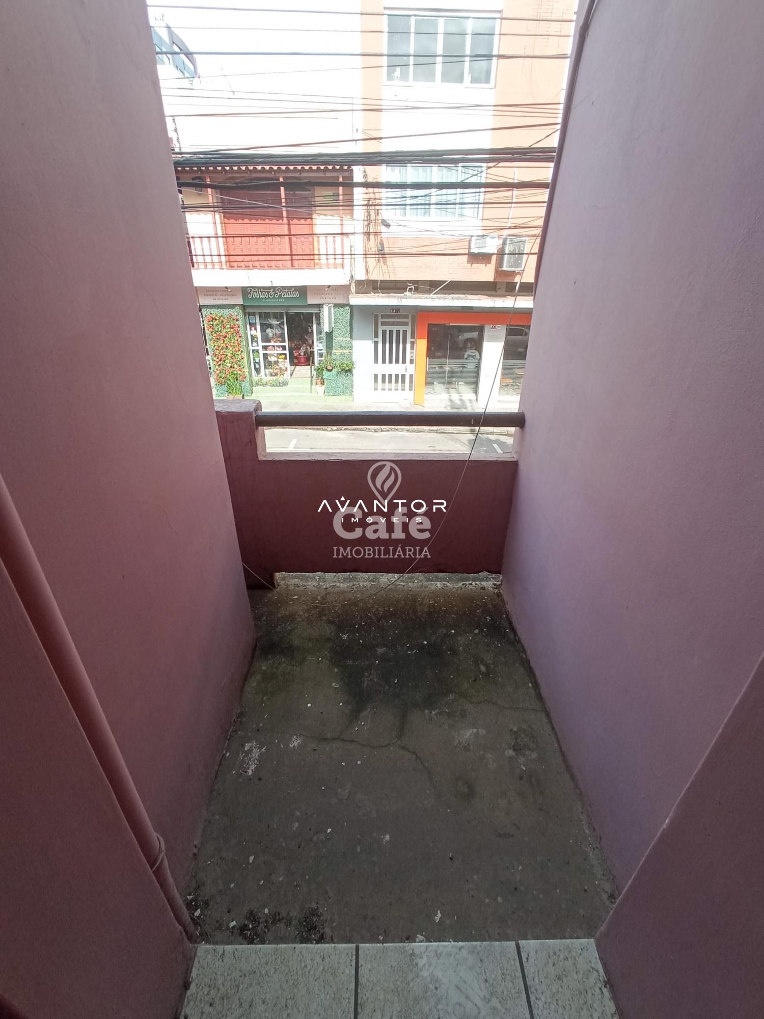 Conjunto de Salas Comerciais são 4 Salas, 2 Banheiros, Banheira de Hidromassagem e Sacada — Sala Comercial com 4 salas à venda em Centro, Santa Maria/RS
