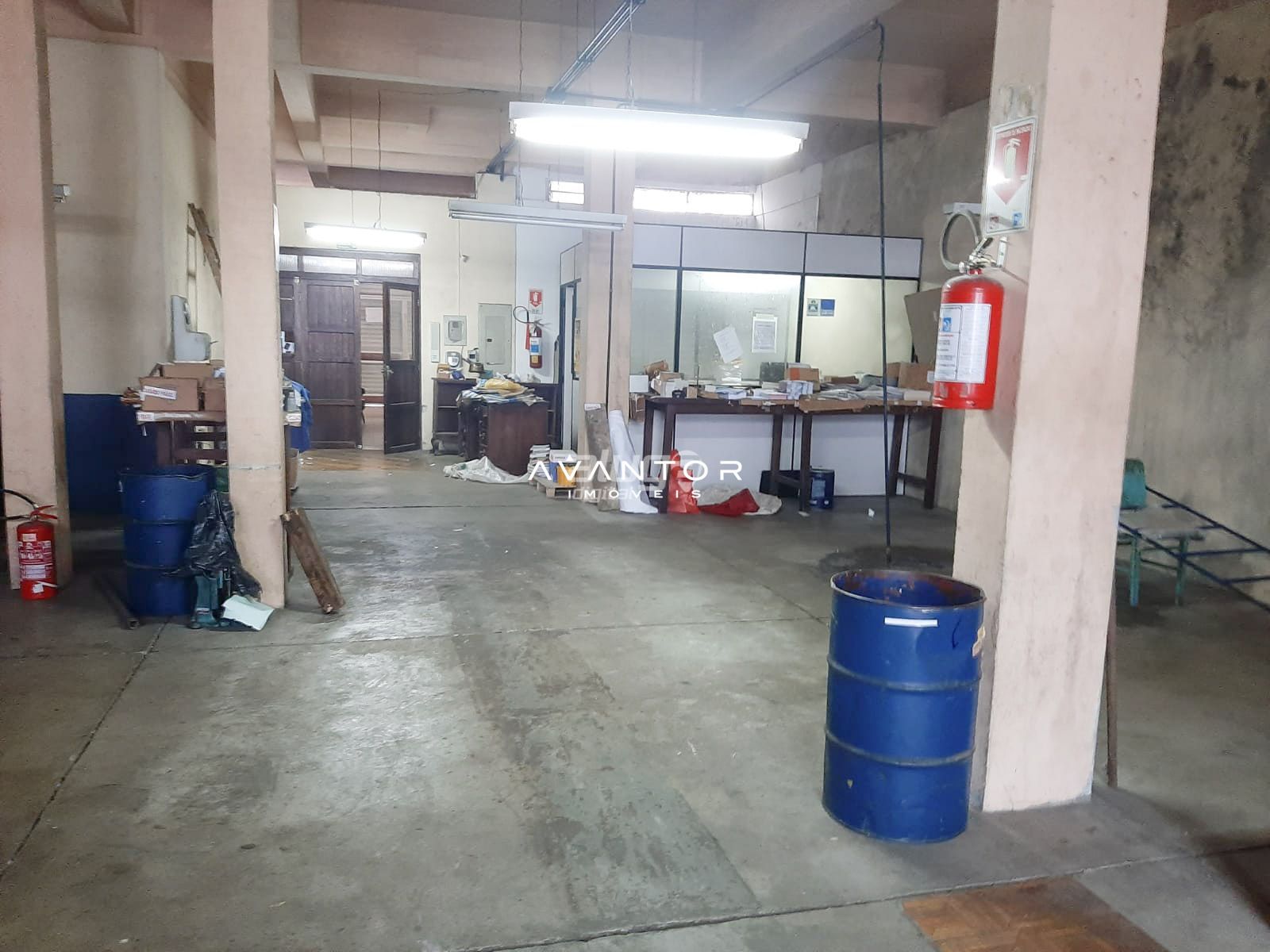 Sala térrea muito bem localizada para locação — Sala Comercial com 3 salas para alugar em Nossa Senhora de Fátima, Santa Maria/RS
