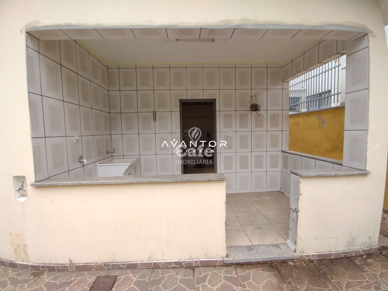 Casa De 3 Dormitórios, Suíte, Sala Ampla, Banheiro Social, Banheiro Auxiliar, Cozinha, Áre — Casa com 3 quartos à venda em Nossa Senhora Medianeira, Santa Maria/RS